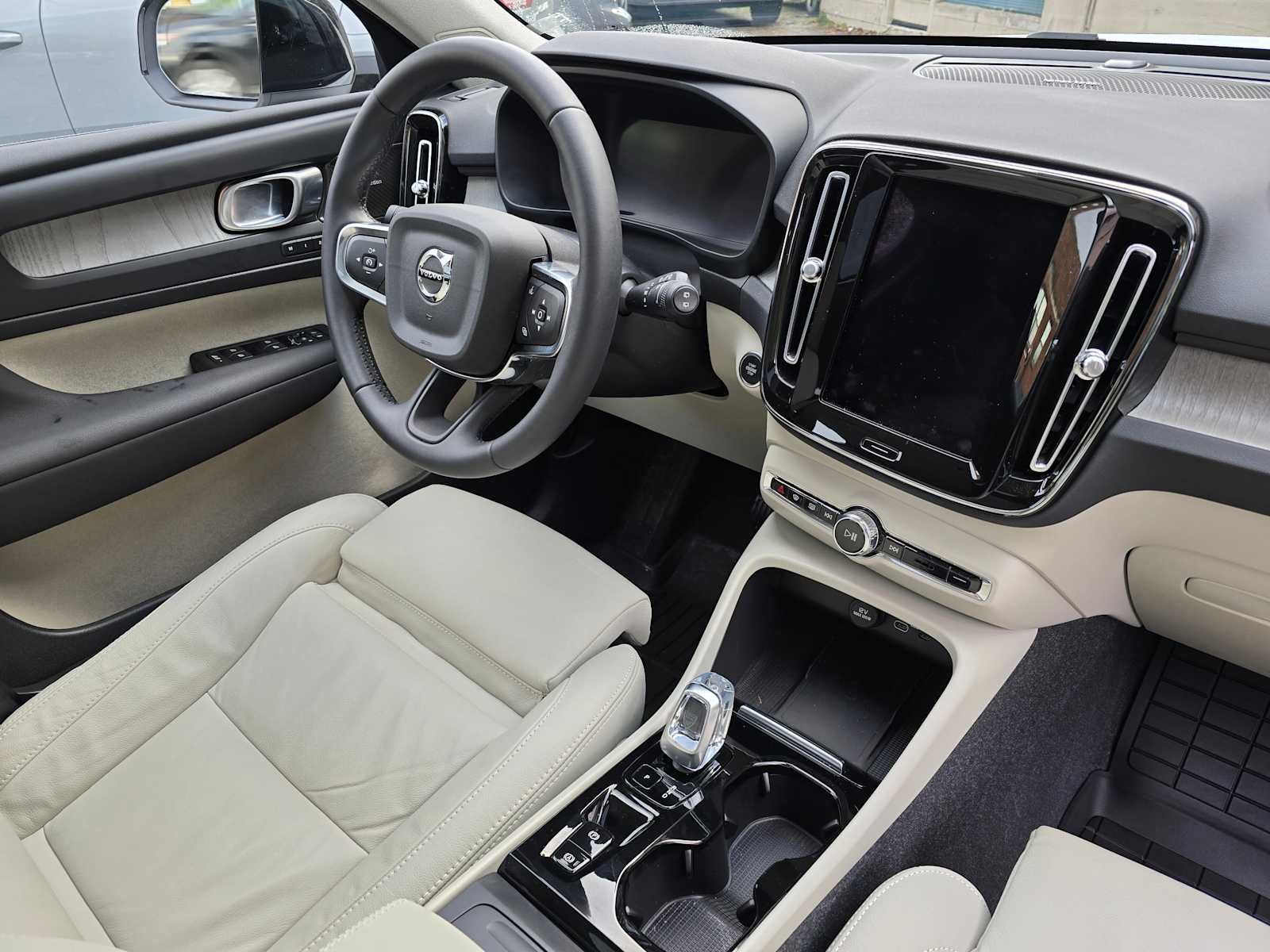 2024 Volvo XC40 Ultimate Dark Theme