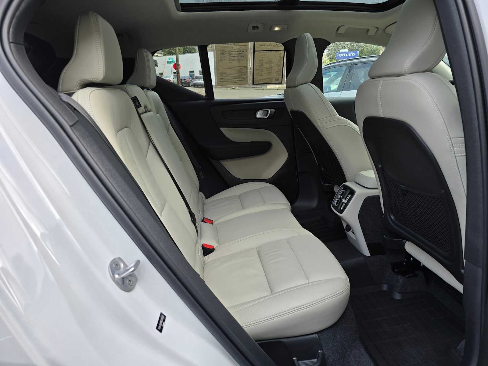 2024 Volvo XC40 Ultimate Dark Theme