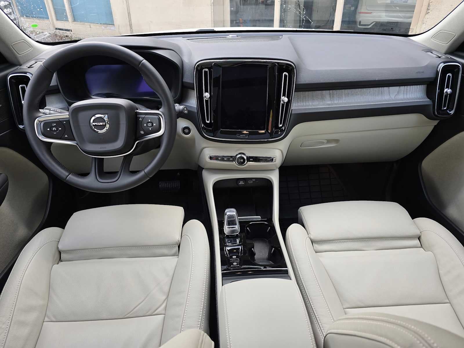 2024 Volvo XC40 Ultimate Dark Theme