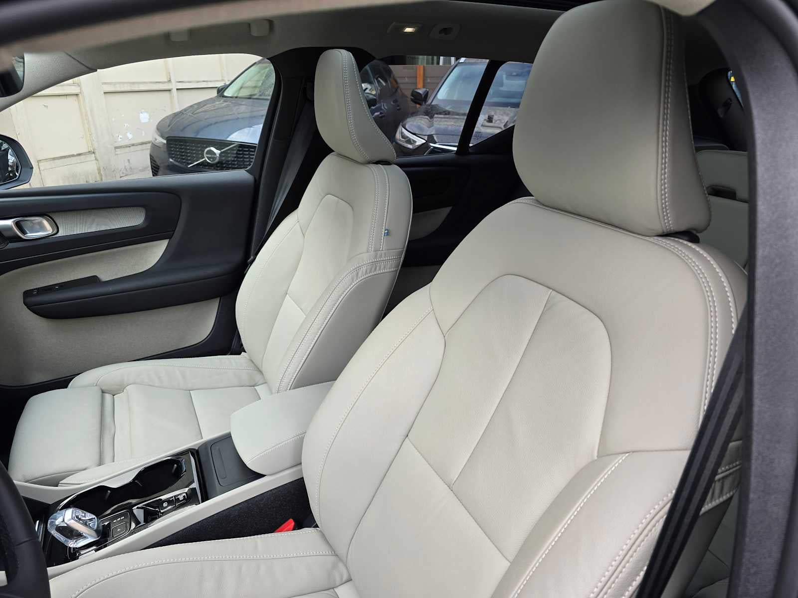 2024 Volvo XC40 Ultimate Dark Theme