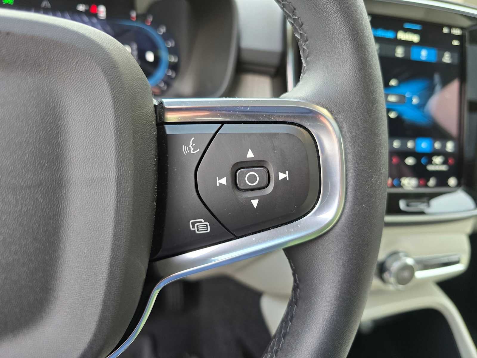 2024 Volvo XC40 Ultimate Dark Theme