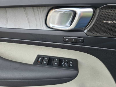 2024 Volvo XC40 Ultimate Dark Theme