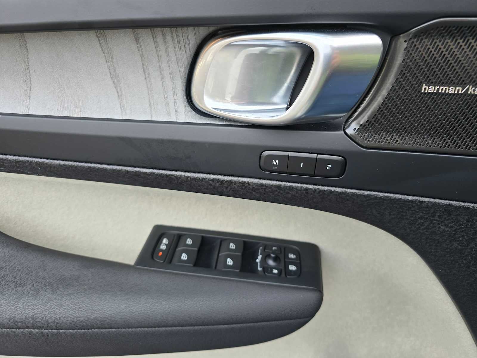 2024 Volvo XC40 Ultimate Dark Theme