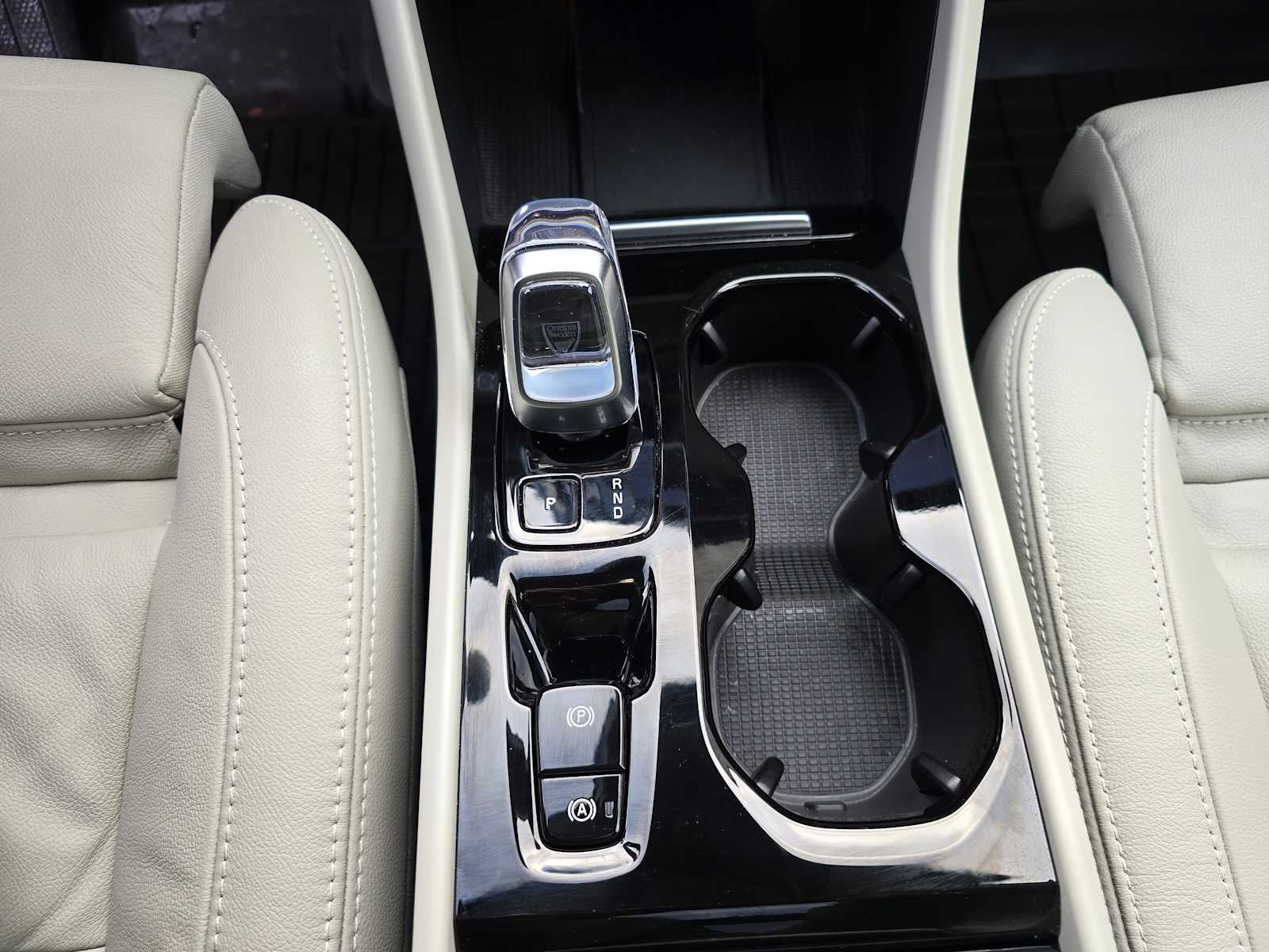 2024 Volvo XC40 Ultimate Dark Theme