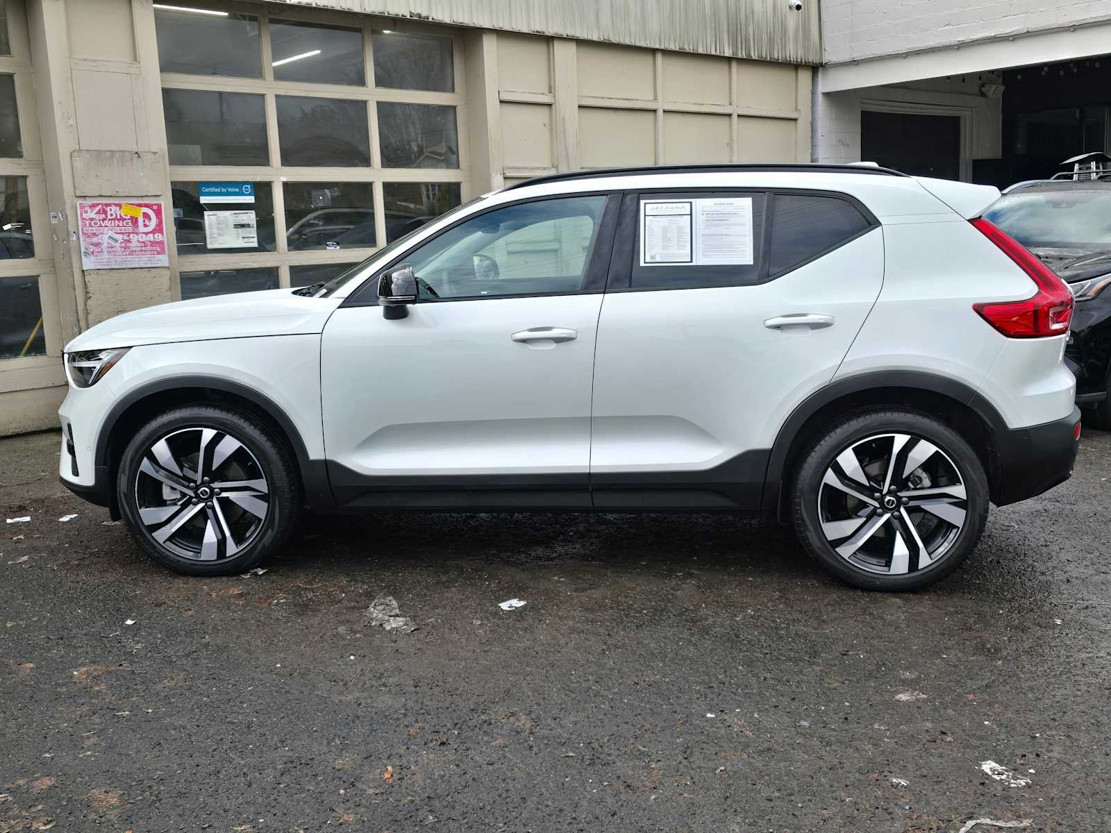 2024 Volvo XC40 Ultimate Dark Theme