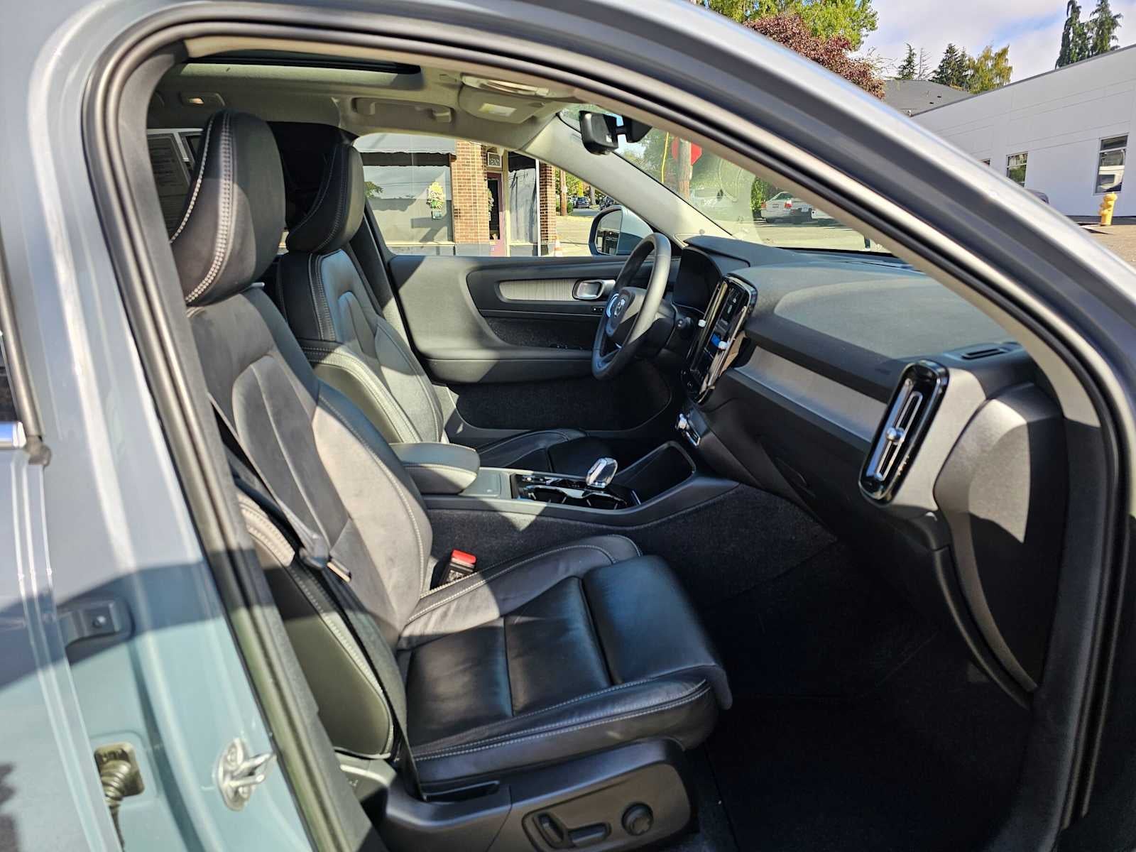 2023 Volvo XC40 Plus Bright Theme