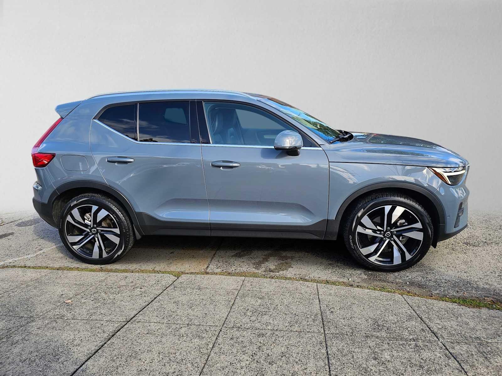 2023 Volvo XC40 Plus Bright Theme