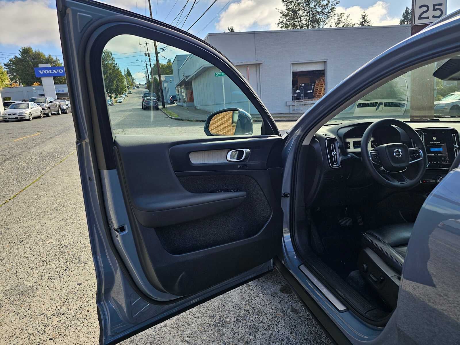 2023 Volvo XC40 Plus Bright Theme