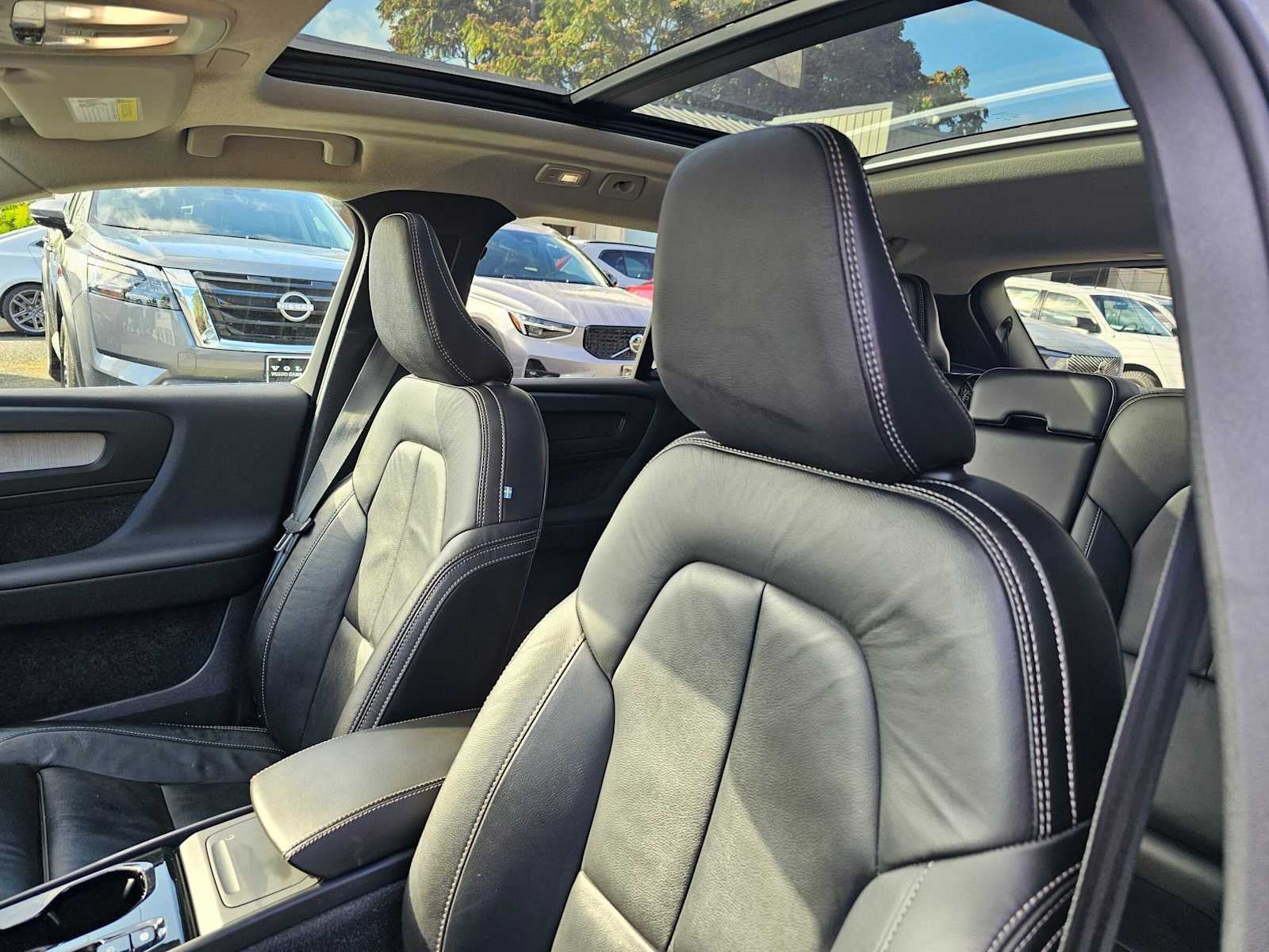 2023 Volvo XC40 Plus Bright Theme
