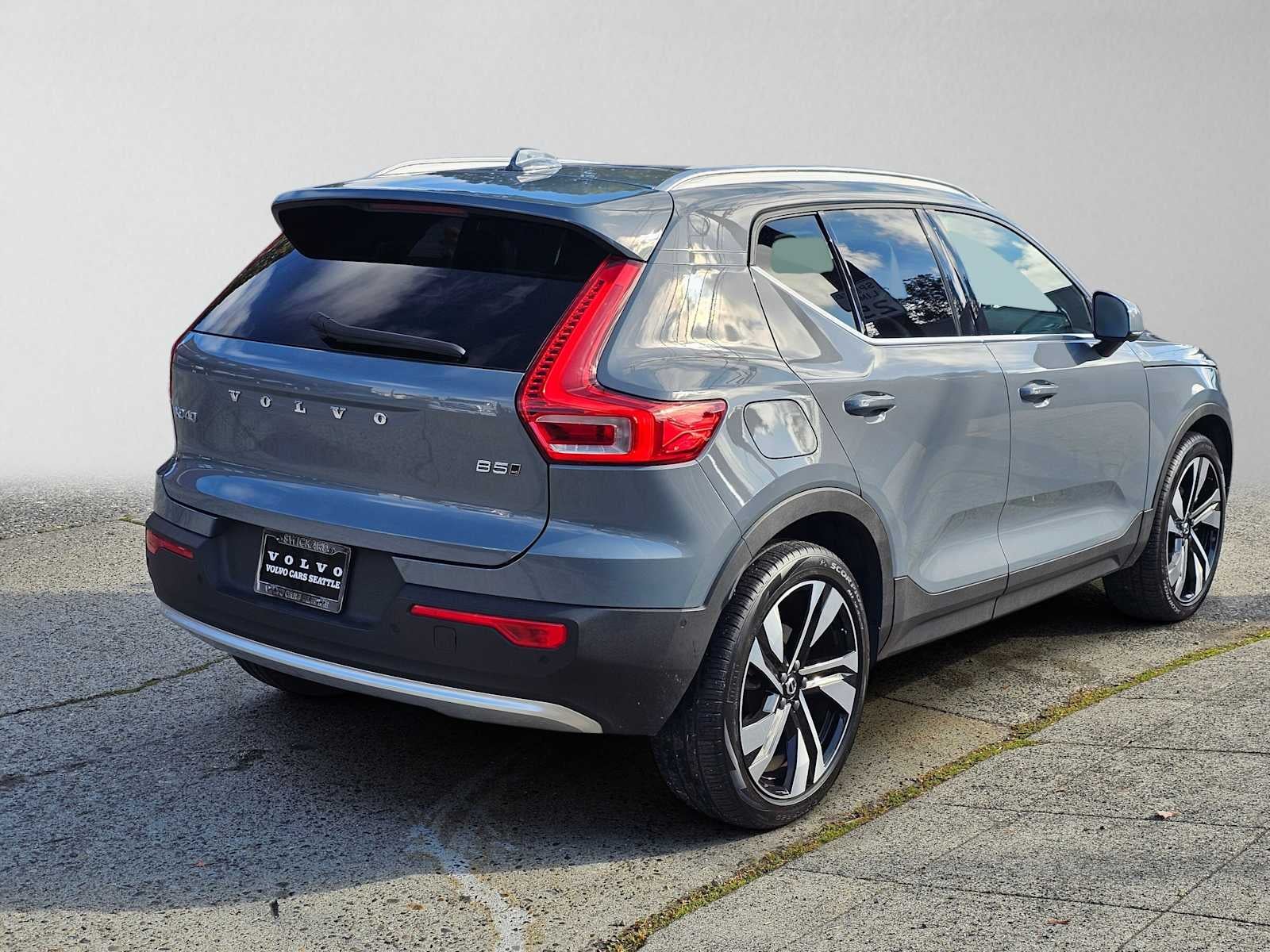 2023 Volvo XC40 Plus Bright Theme