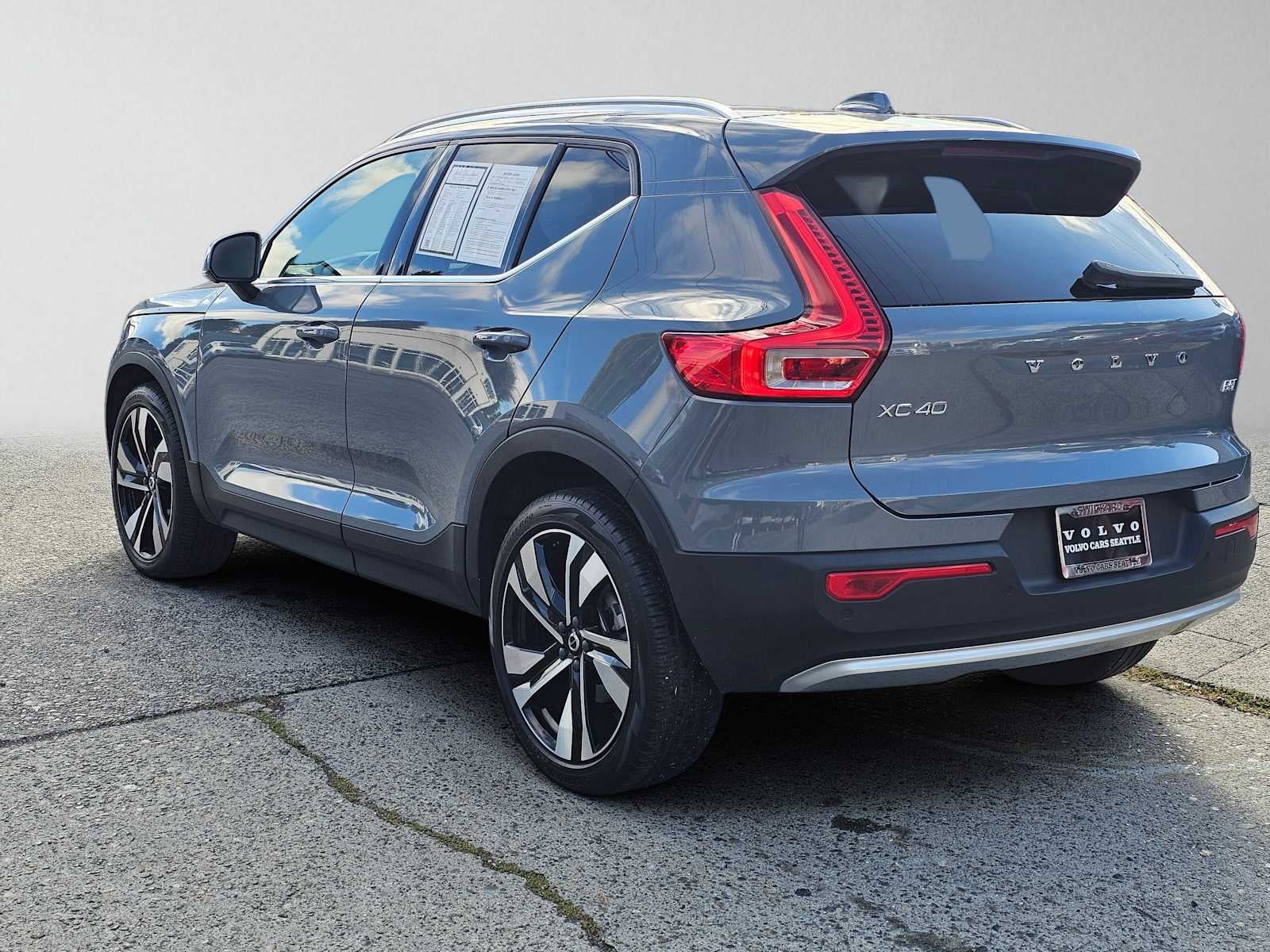 2023 Volvo XC40 Plus Bright Theme