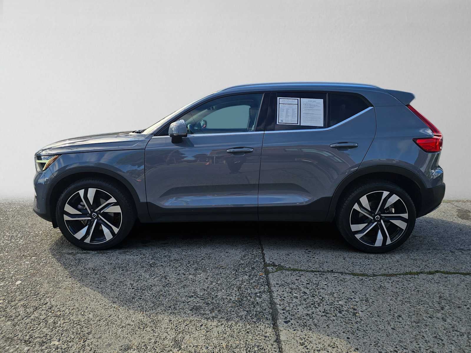 2023 Volvo XC40 Plus Bright Theme