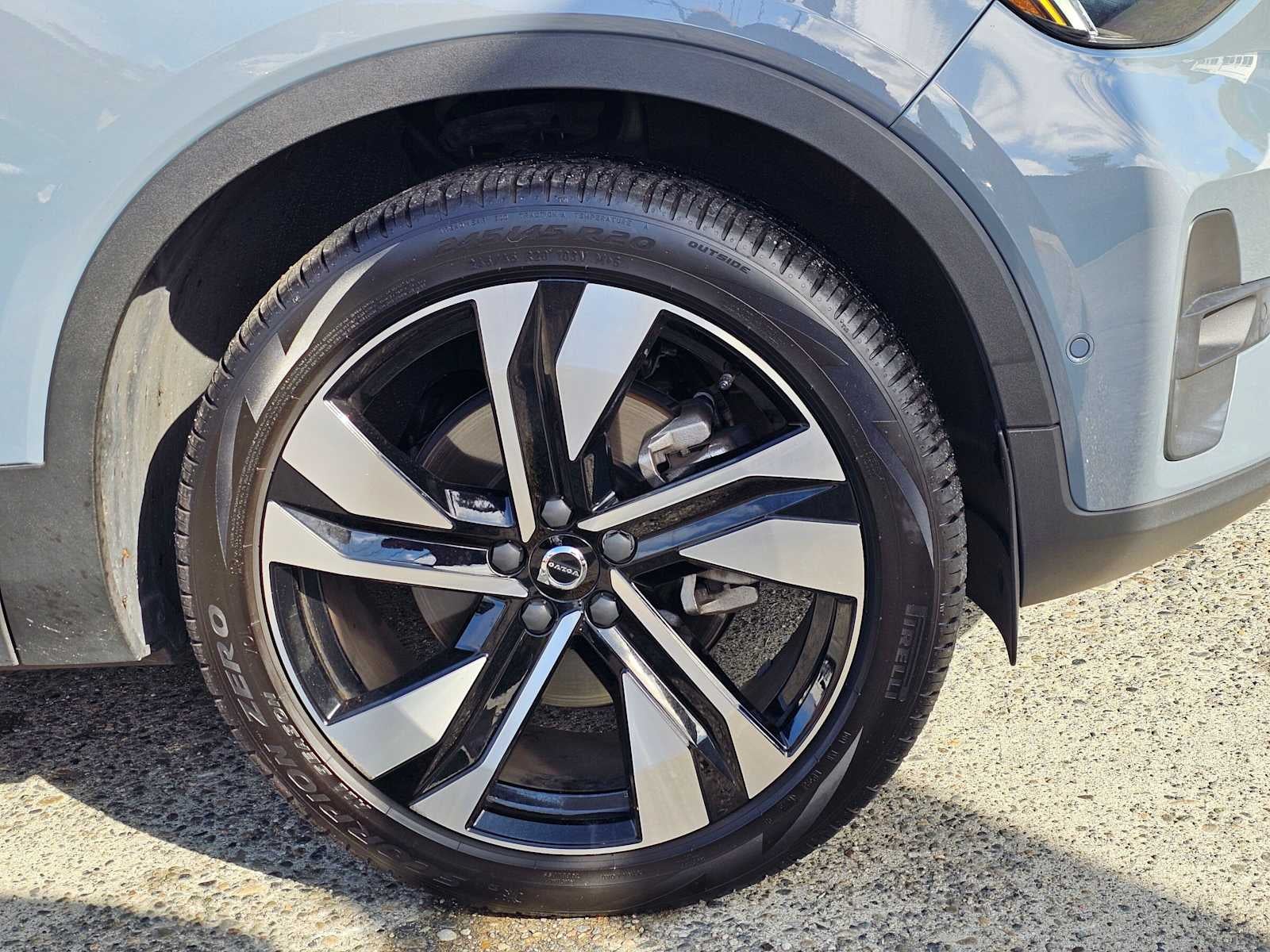 2023 Volvo XC40 Plus Bright Theme