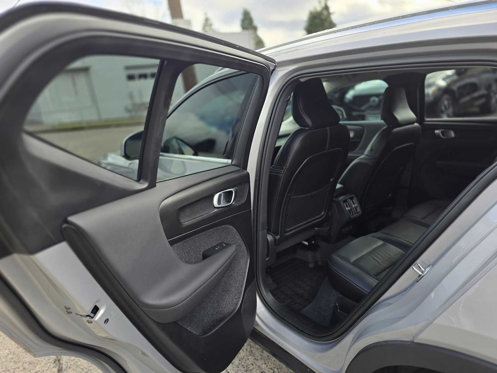 2023 Volvo XC40 Plus Bright Theme