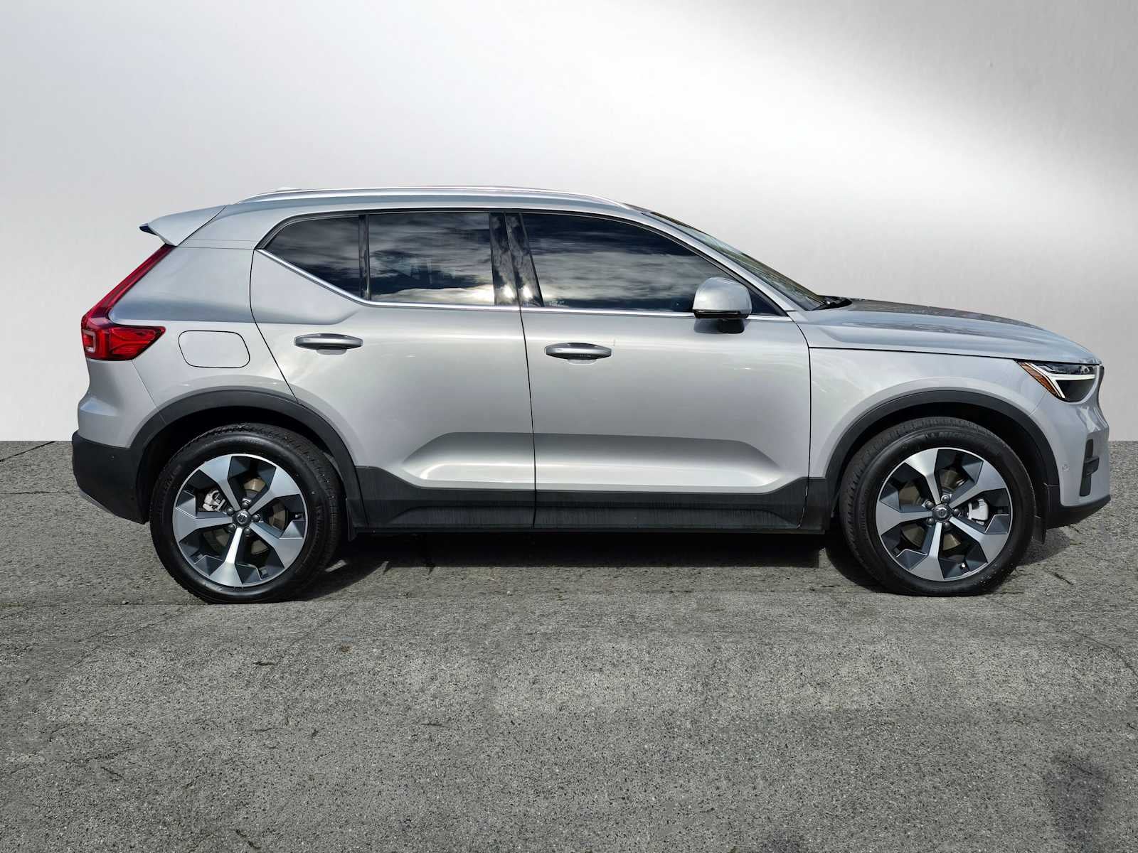2023 Volvo XC40 Plus Bright Theme