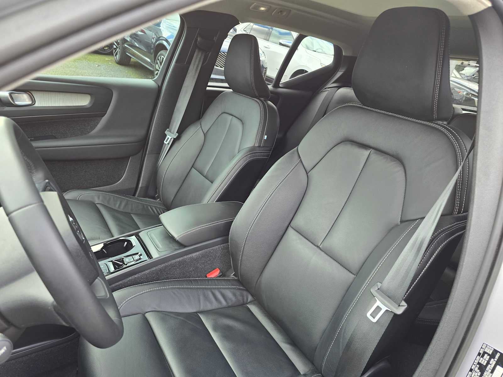 2023 Volvo XC40 Plus Bright Theme