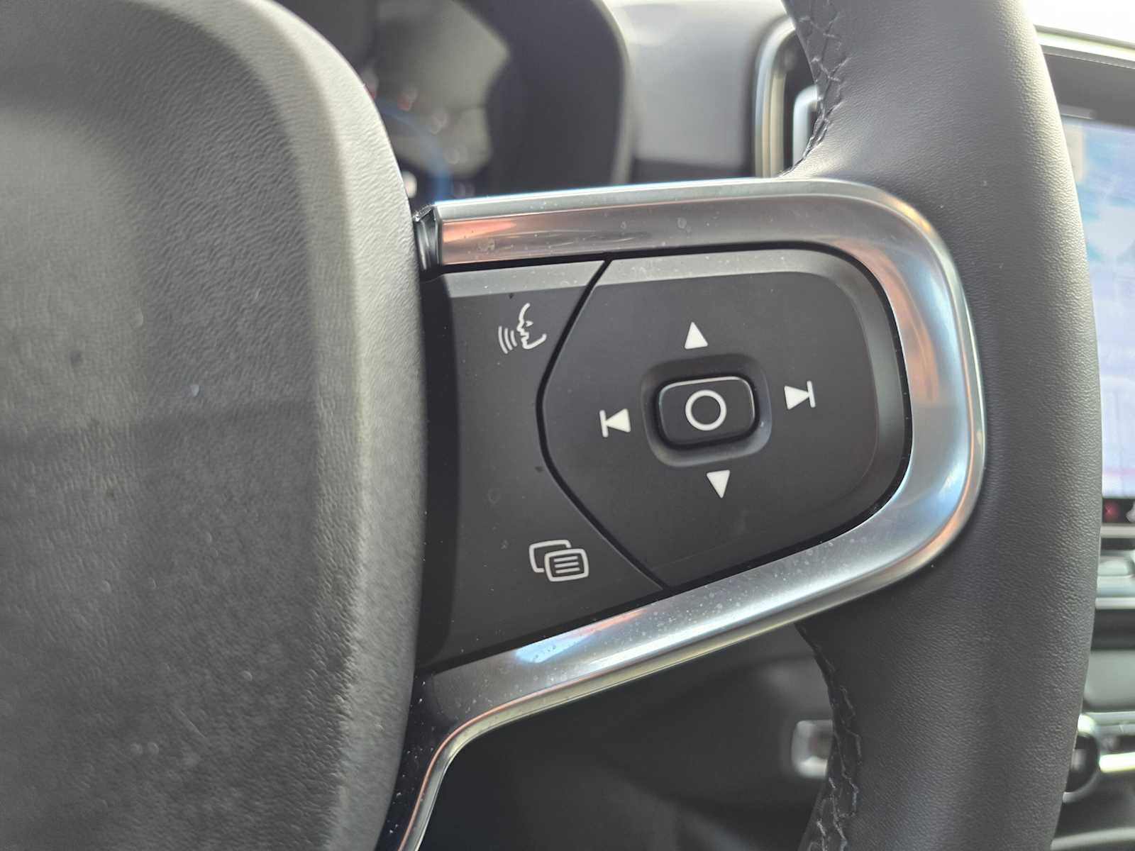 2023 Volvo XC40 Plus Bright Theme