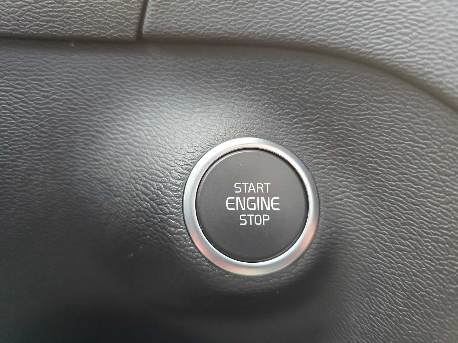 2023 Volvo XC40 Plus Bright Theme