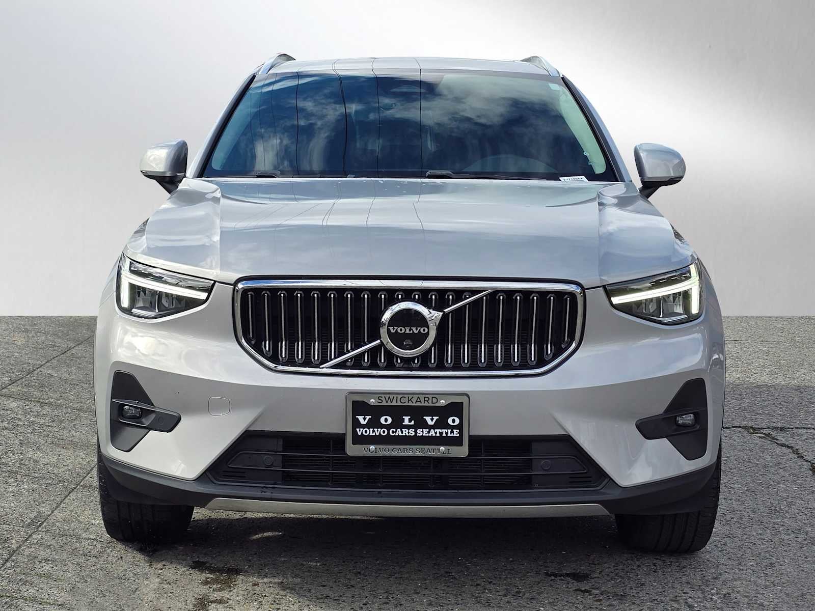 2023 Volvo XC40 Plus Bright Theme