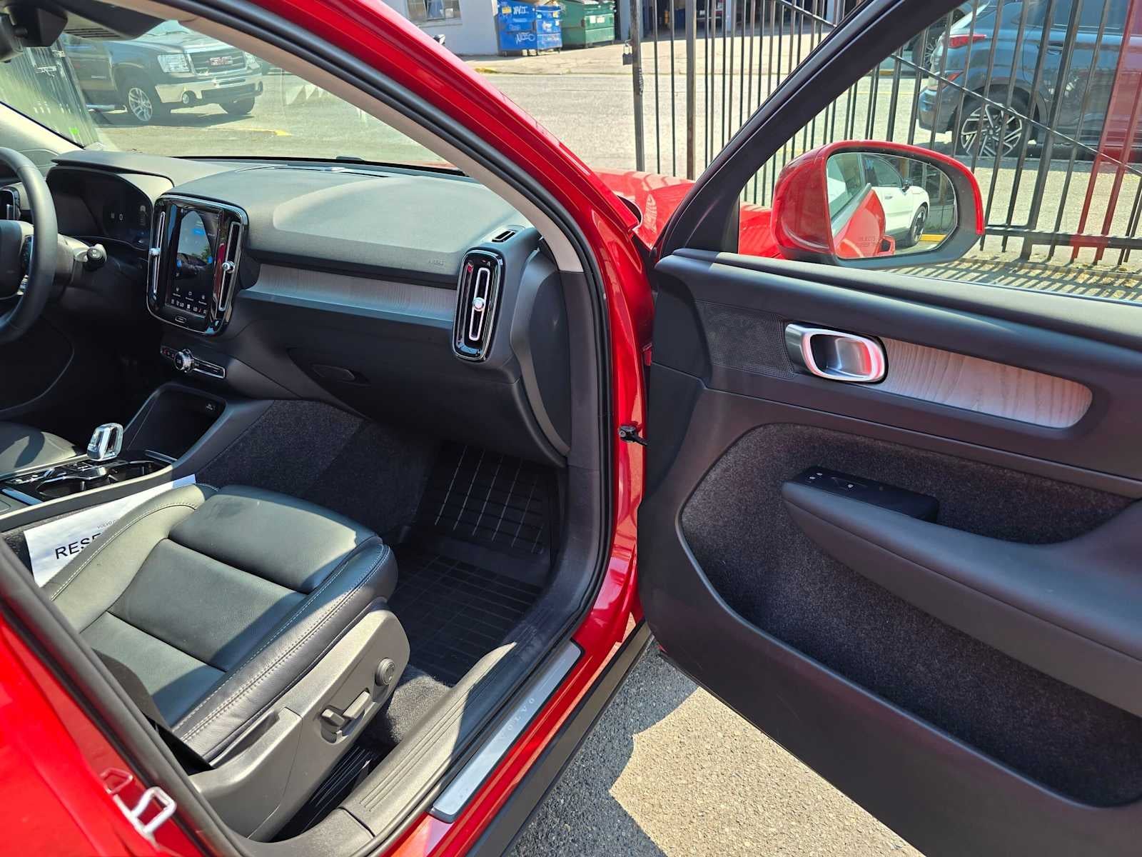 2023 Volvo XC40 Plus Bright Theme