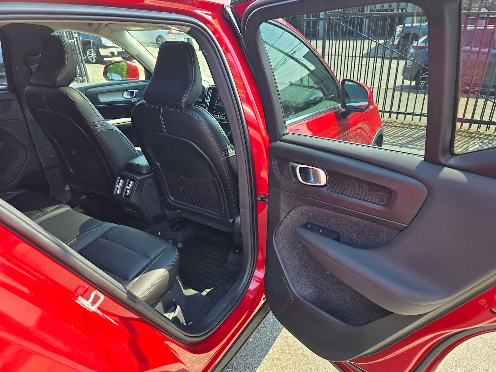 2023 Volvo XC40 Plus Bright Theme