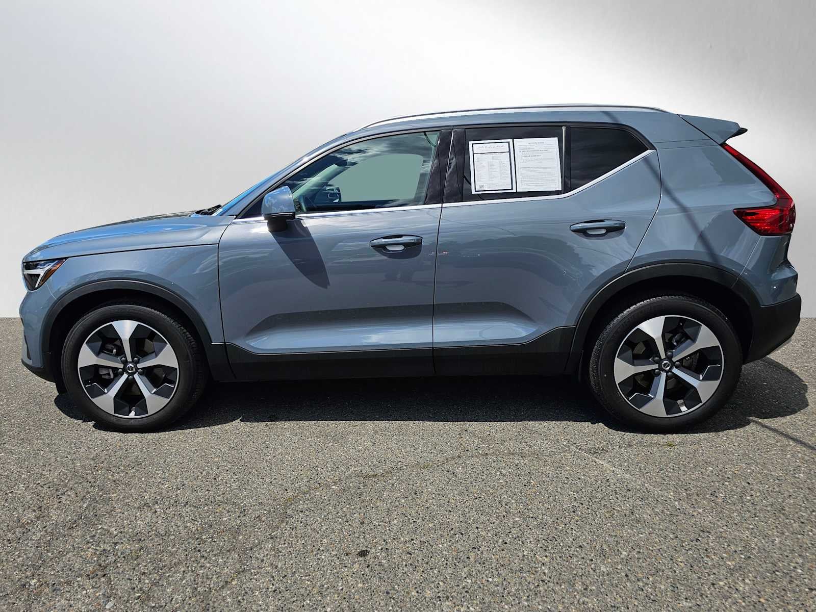 2023 Volvo XC40 Plus Bright Theme