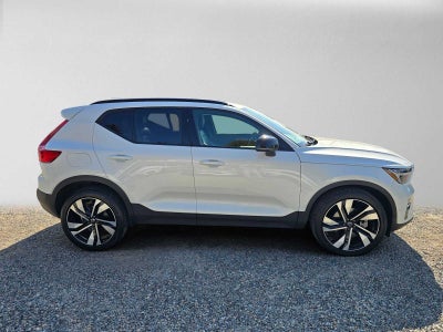 2023 Volvo XC40 Plus Dark Theme