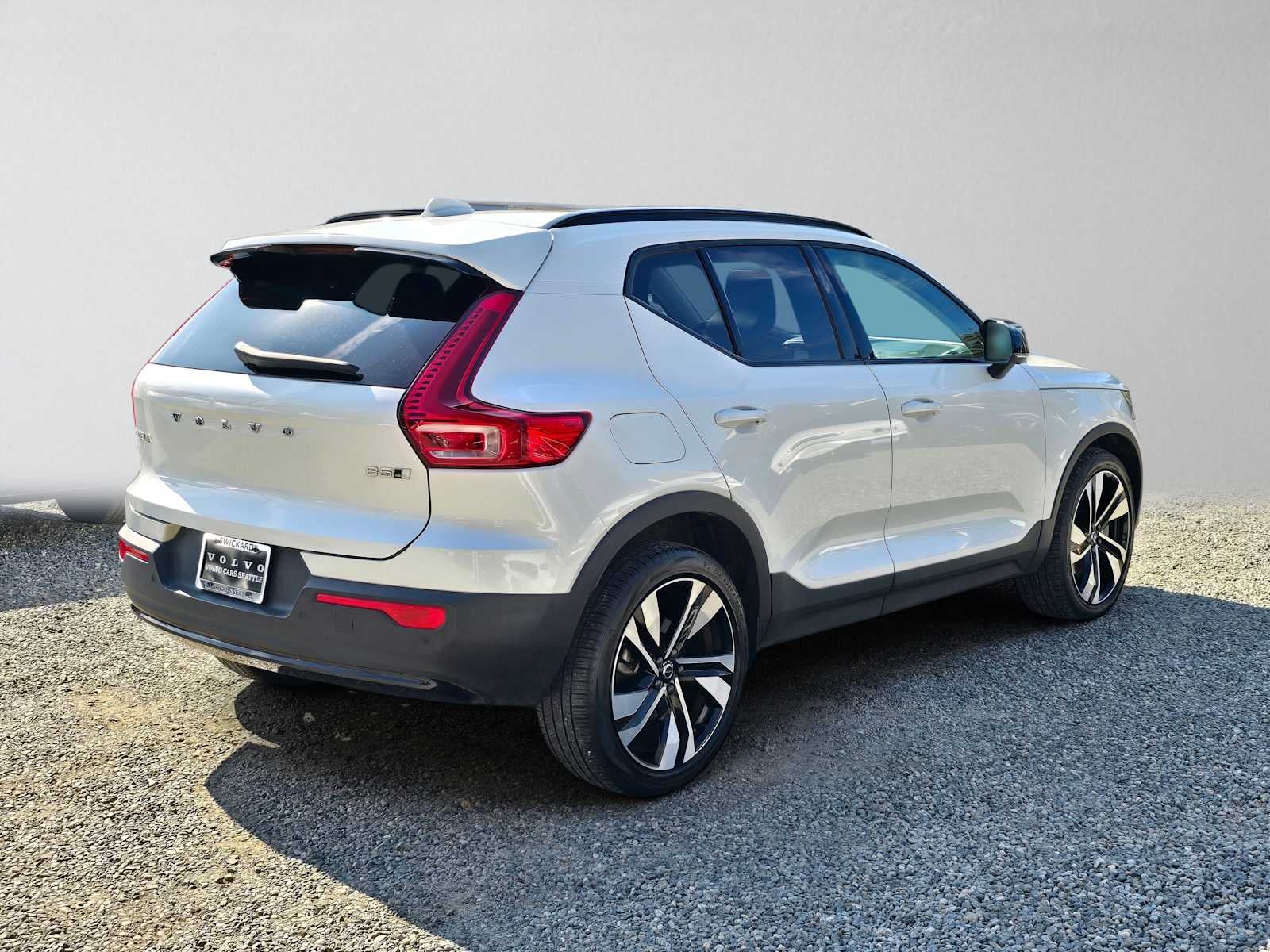 2023 Volvo XC40 Plus Dark Theme