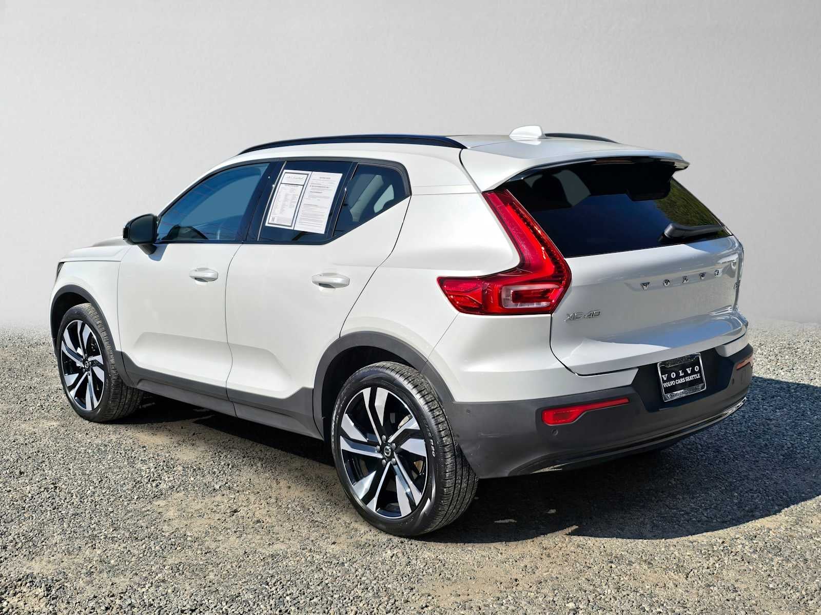 2023 Volvo XC40 Plus Dark Theme