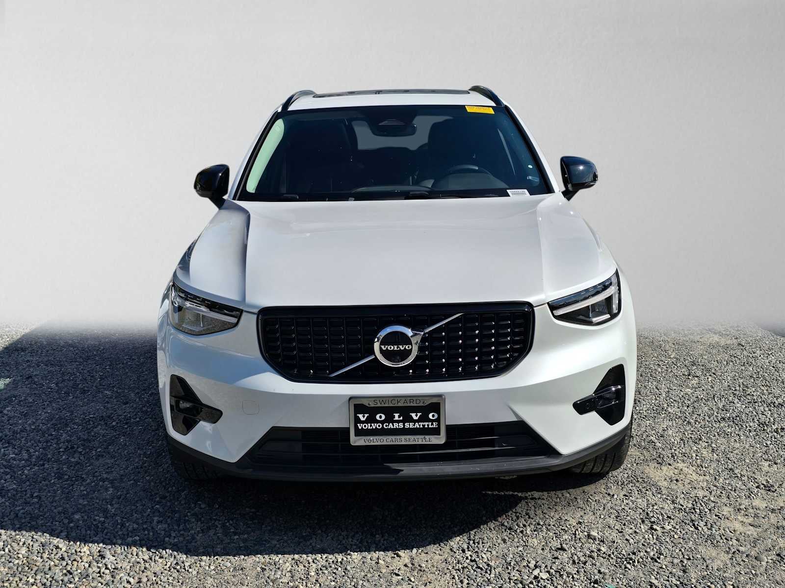 2023 Volvo XC40 Plus Dark Theme