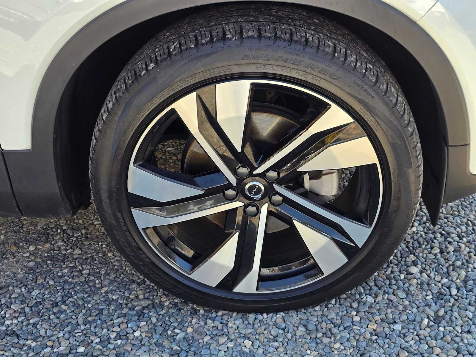 2023 Volvo XC40 Plus Dark Theme