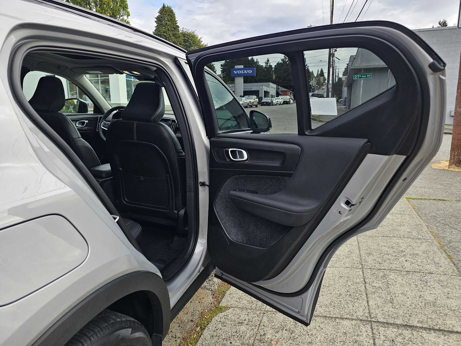 2023 Volvo XC40 Plus Dark Theme
