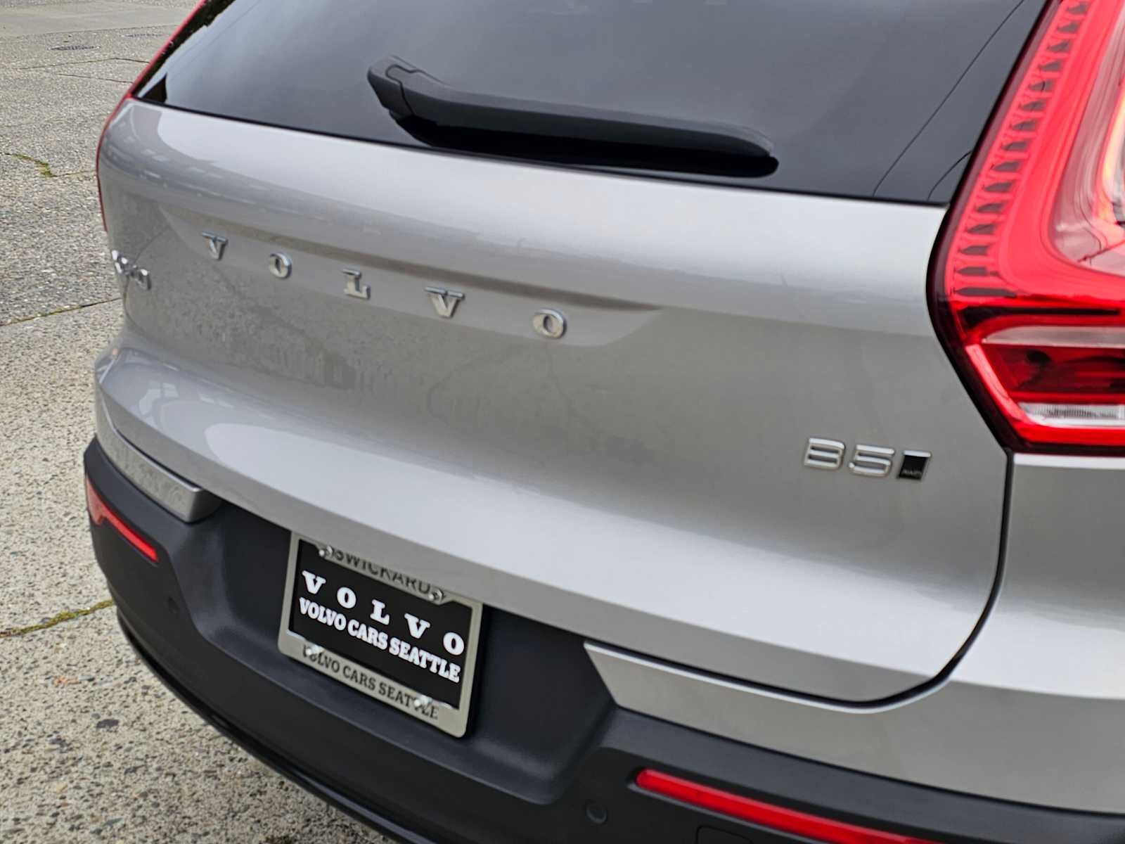2023 Volvo XC40 Plus Dark Theme
