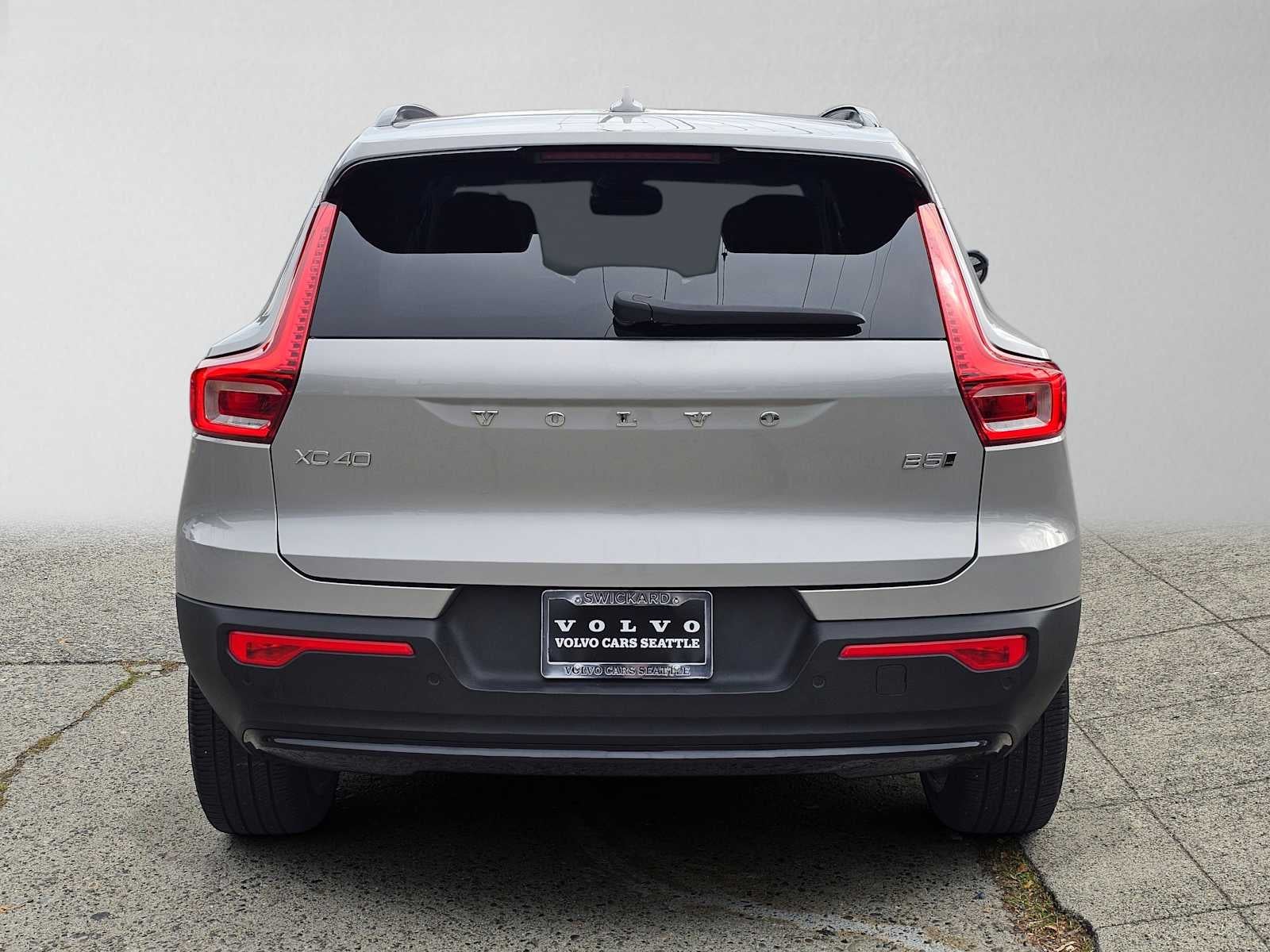 2023 Volvo XC40 Plus Dark Theme