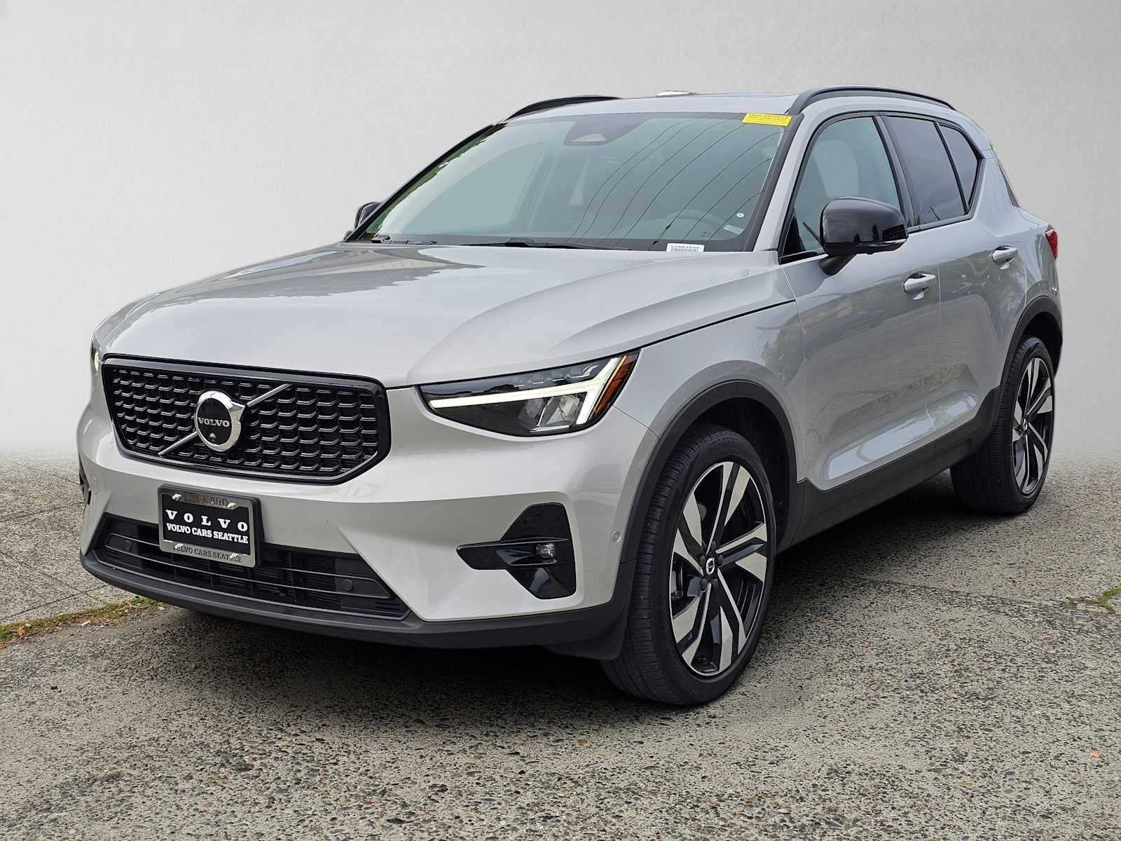 2023 Volvo XC40 Plus Dark Theme