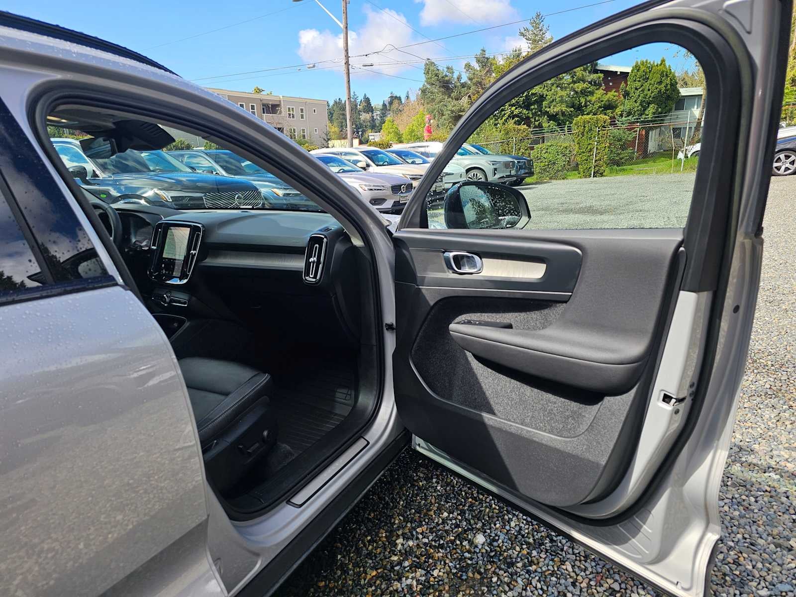 2023 Volvo XC40 Plus Dark Theme