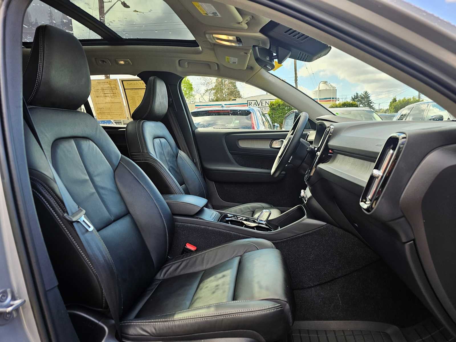 2023 Volvo XC40 Plus Dark Theme