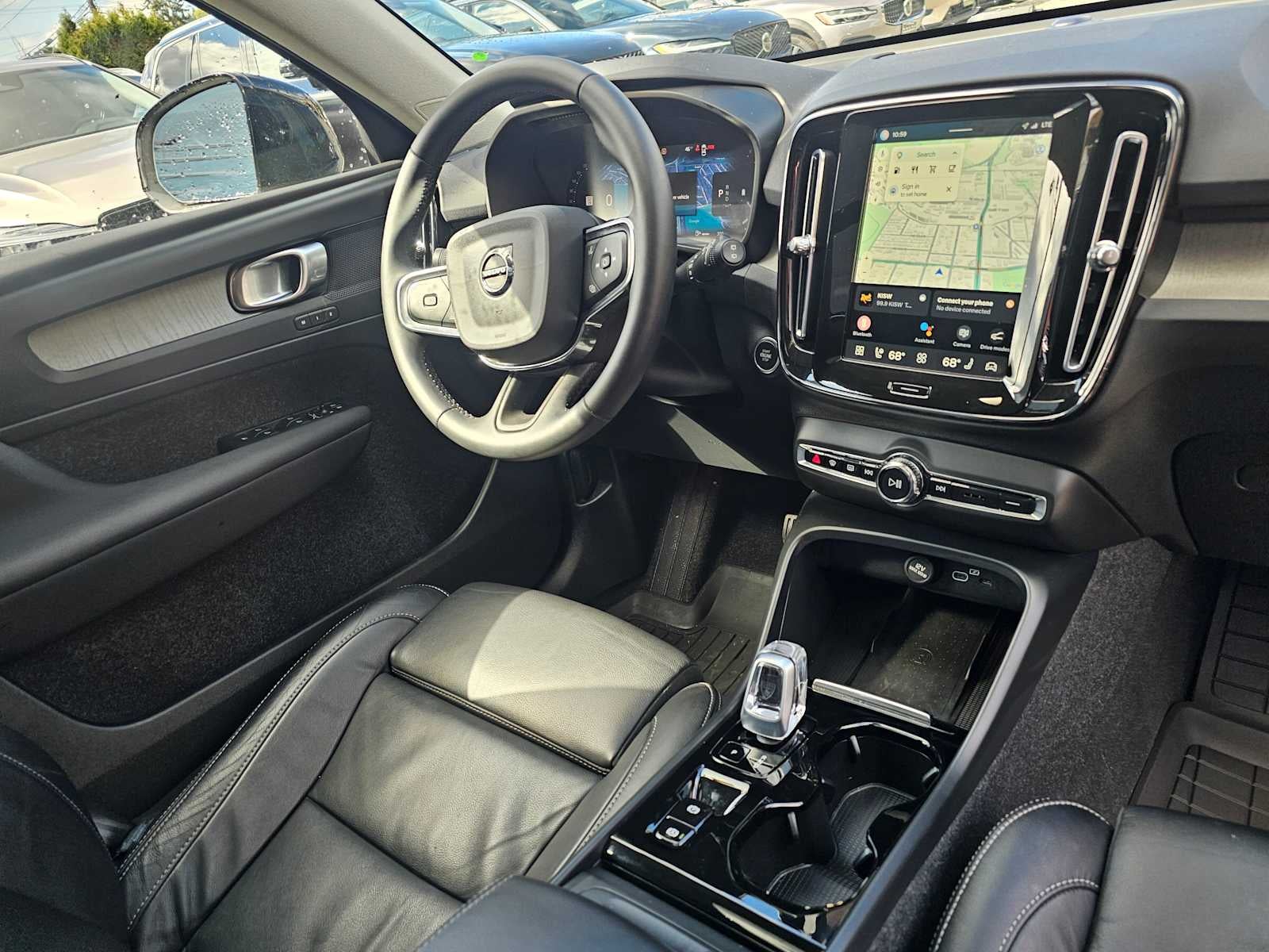 2023 Volvo XC40 Plus Dark Theme