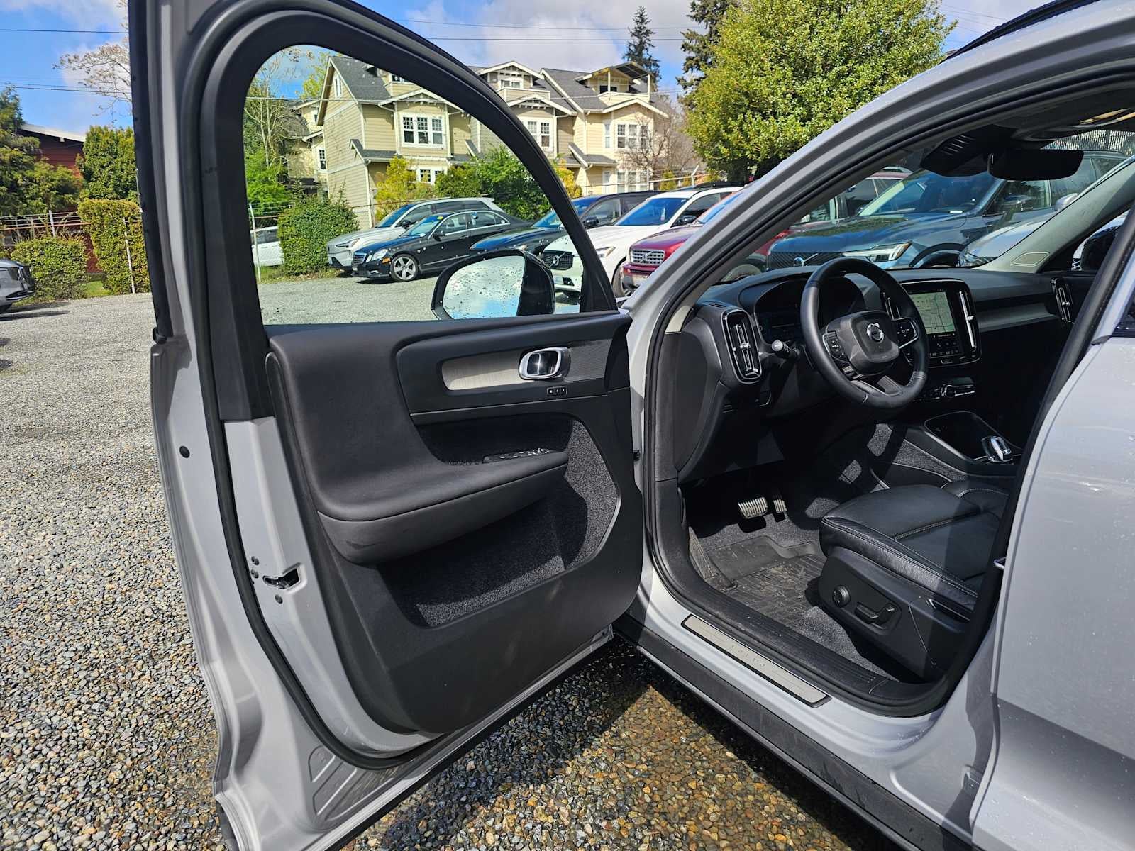 2023 Volvo XC40 Plus Dark Theme