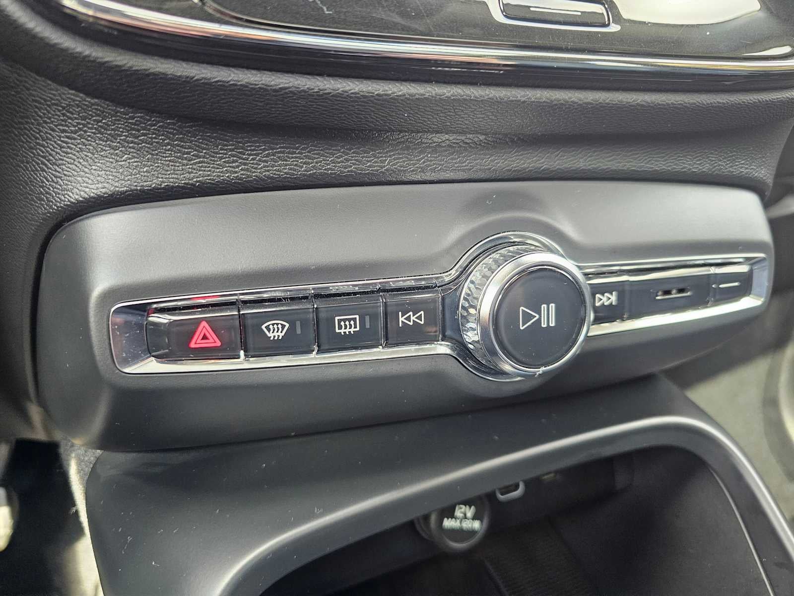 2023 Volvo XC40 Plus Dark Theme