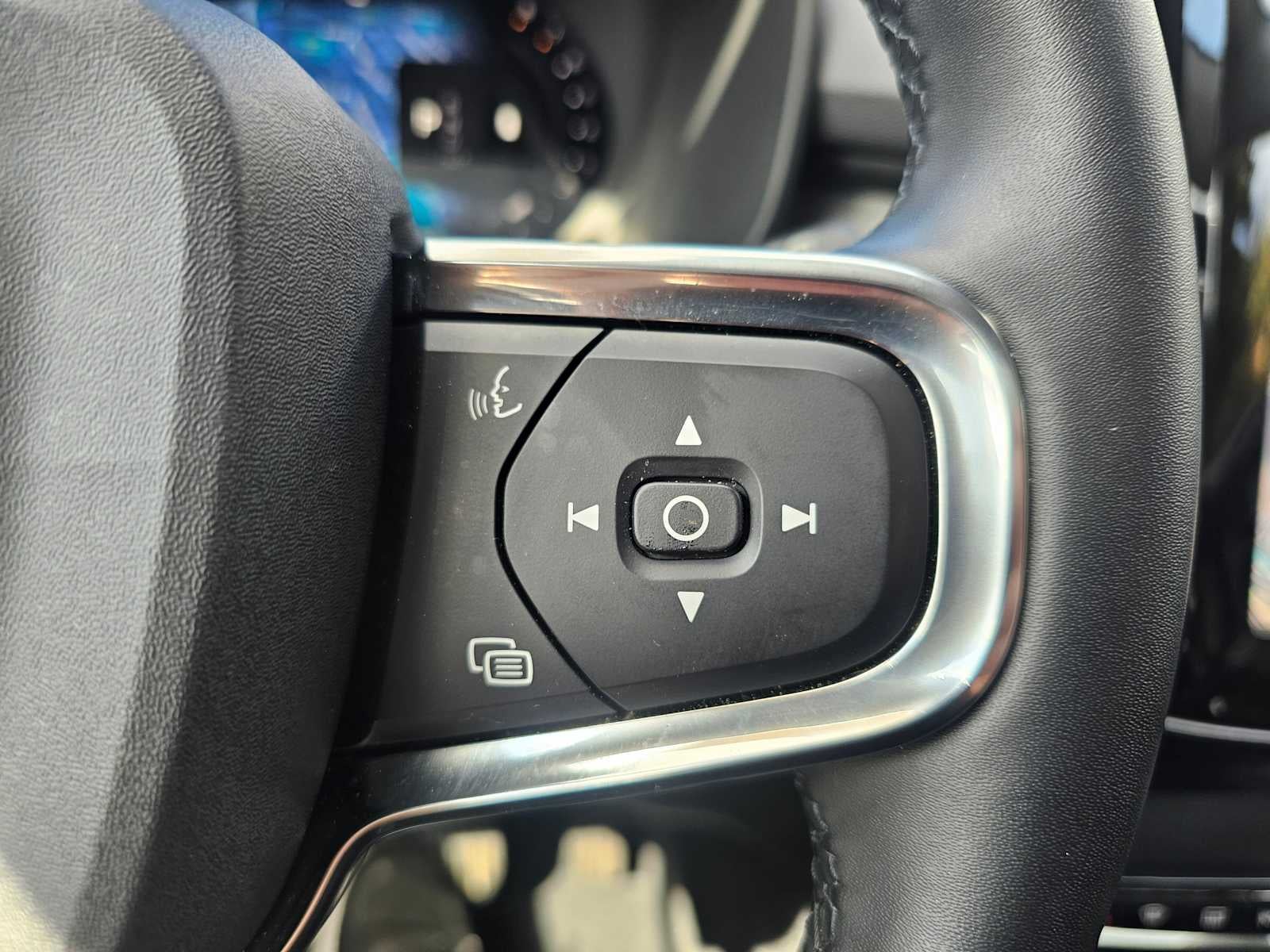 2023 Volvo XC40 Plus Dark Theme