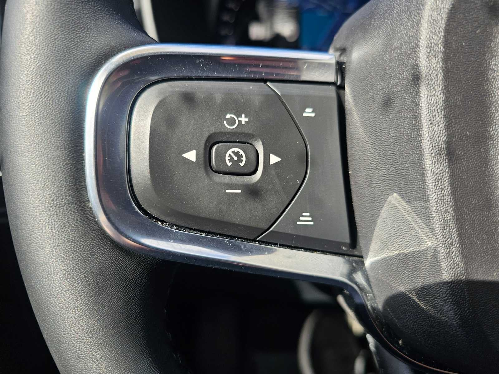 2023 Volvo XC40 Plus Dark Theme