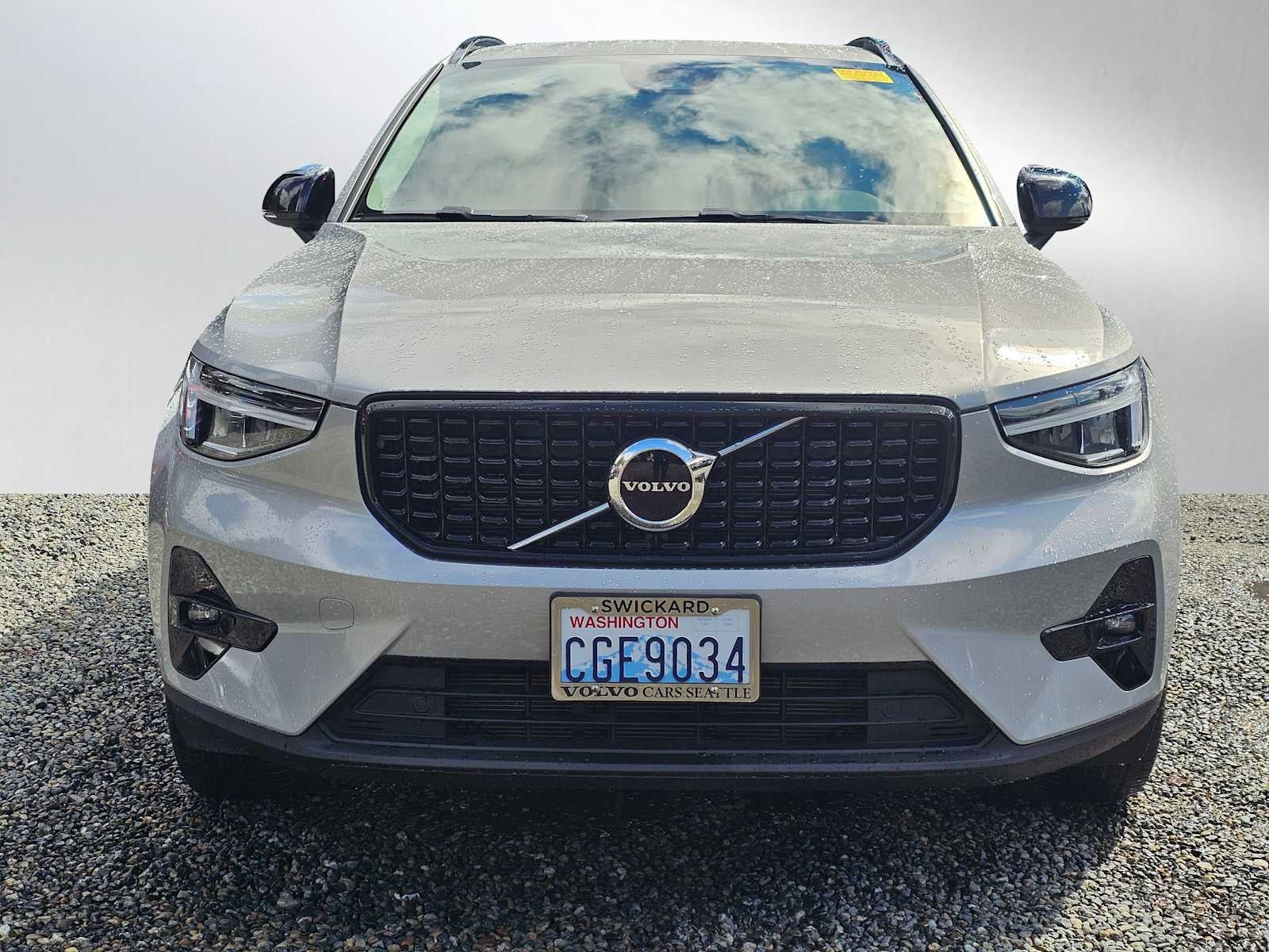 2023 Volvo XC40 Plus Dark Theme