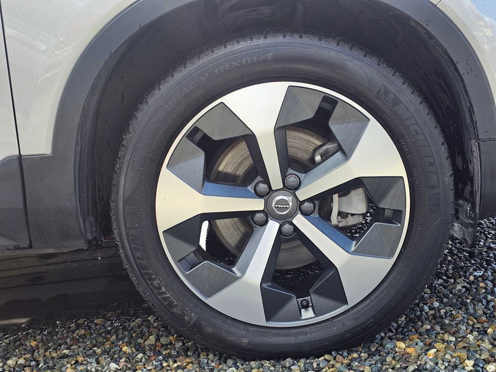 2023 Volvo XC40 Plus Dark Theme