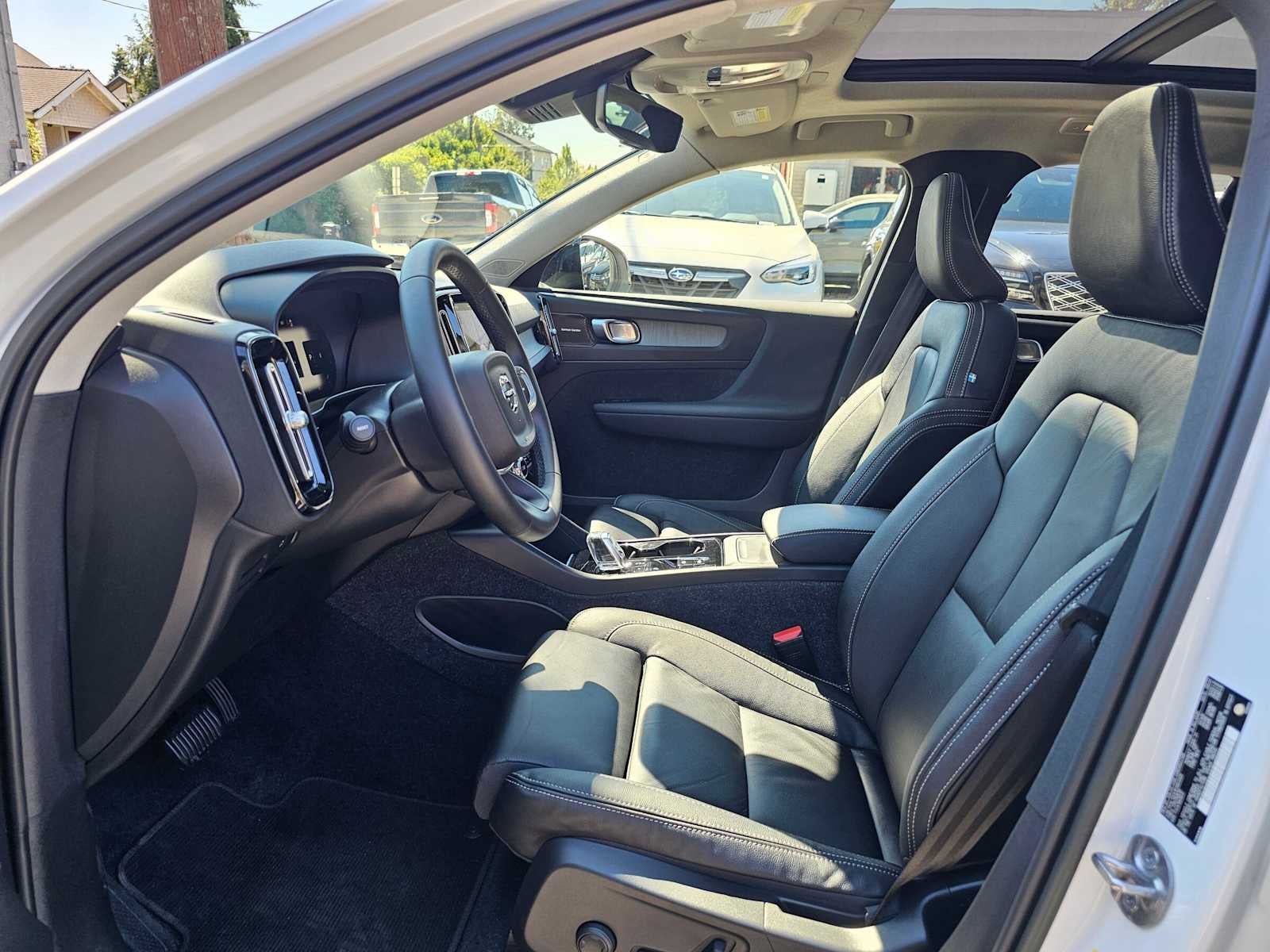 2023 Volvo XC40 Ultimate Dark Theme