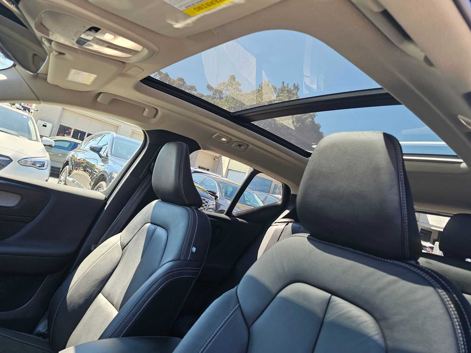 2023 Volvo XC40 Ultimate Dark Theme