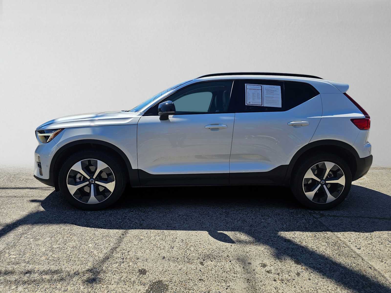 2023 Volvo XC40 Ultimate Dark Theme