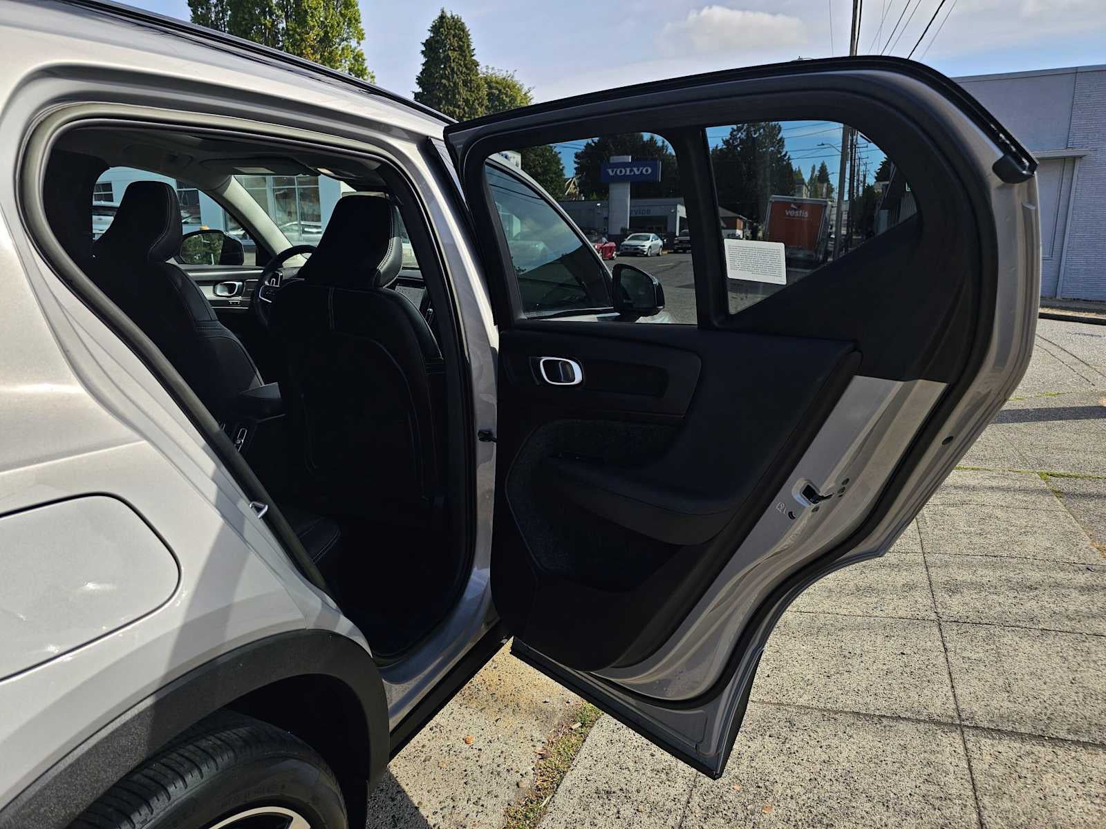 2023 Volvo XC40 Ultimate Dark Theme