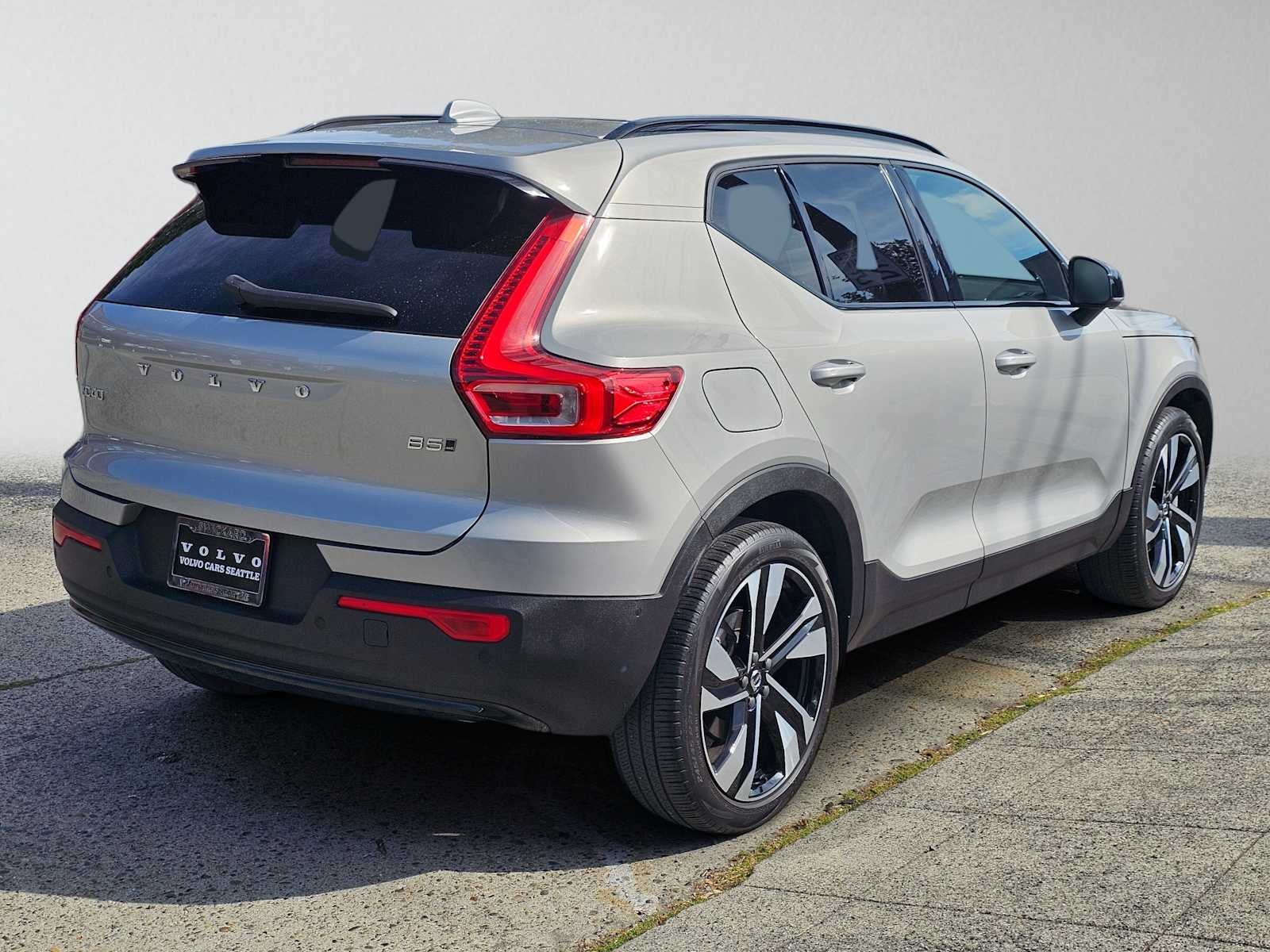 2023 Volvo XC40 Ultimate Dark Theme