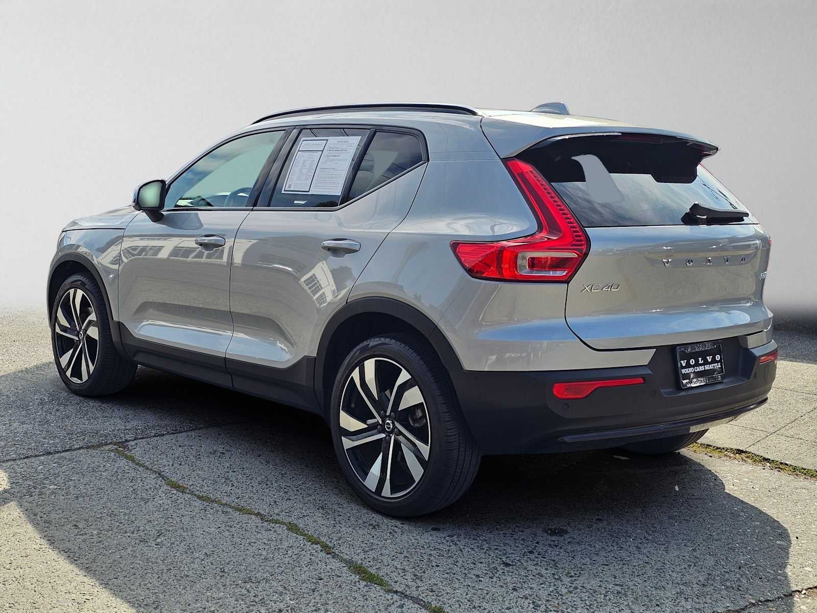 2023 Volvo XC40 Ultimate Dark Theme